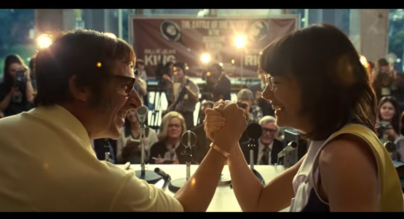 Die Darsteller von Billie Jean King (Emma Stone) und Bobby Riggs (Steve Carell) machen Armdrücken vor der Presse